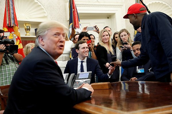 ▲▼「肯爷」肯伊威斯特（Kanye West）2018年应邀到白宫和总统川普餐叙。 （图／路透）