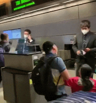 下跪求上飞机！中国夫妇在洛杉矶机场嚎啕大哭，疑健康码问题无法登机（视频/组图） - 5