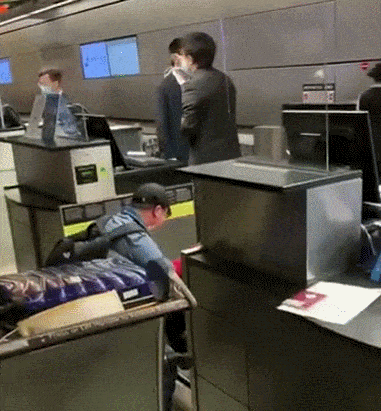 下跪求上飞机！中国夫妇在洛杉矶机场嚎啕大哭，疑健康码问题无法登机（视频/组图） - 1