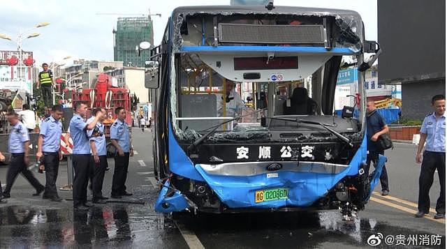 贵州公交车坠湖事件15人在医院救治，司机有心理疾病？所属公司回应…