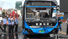 贵州公交车坠湖事件15人在医院救治，司机有心理疾病？所属公司回应…（视频/组图）