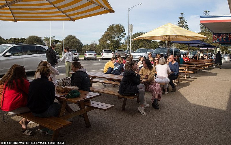 30604828-8508913-People_dine_out_on_the_streets_of_Lorne_of_Friday_Locals_claim_t-a-5_1594363407299.jpg,0