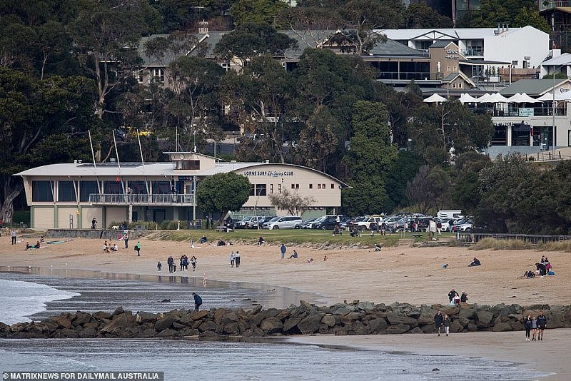 30604806-8508913-People_flocked_to_the_beach_at_Lorne_of_Friday_despite_the_cold_-a-4_1594363407297.jpg,0