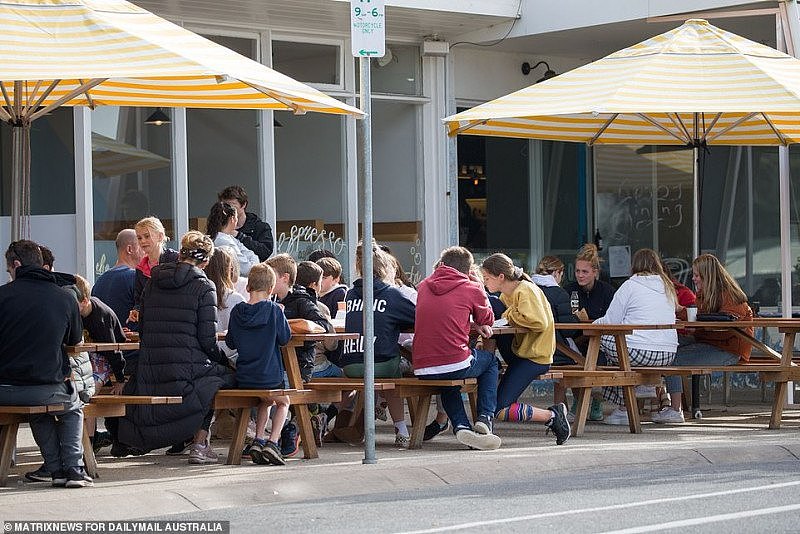 30604798-8508913-People_in_Lorne_enjoy_a_meal_in_the_winter_sunshine_on_Friday-a-7_1594363407588.jpg,0