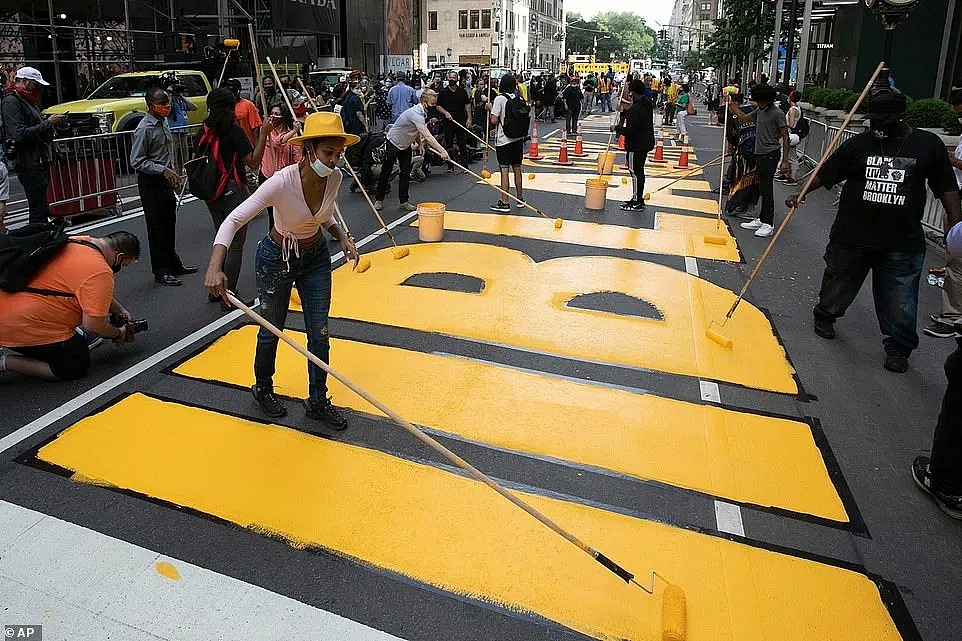 第五大道被毁，纽约市长在川普大厦前“开工作画”，黑命贵上街，川普气到跳脚！（组图） - 10