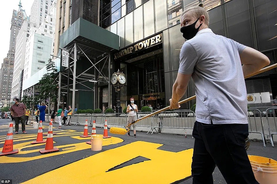 第五大道被毁，纽约市长在川普大厦前“开工作画”，黑命贵上街，川普气到跳脚！（组图） - 11
