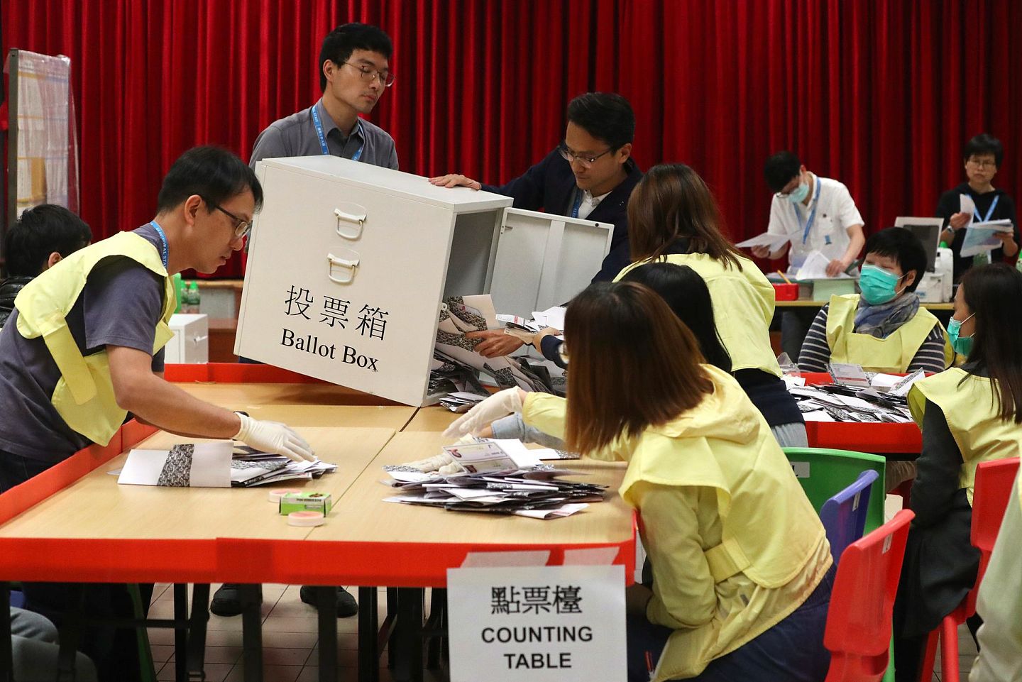在2019年11月的香港区议会选举中，泛民阵营获得了压倒性的胜利。（AP）