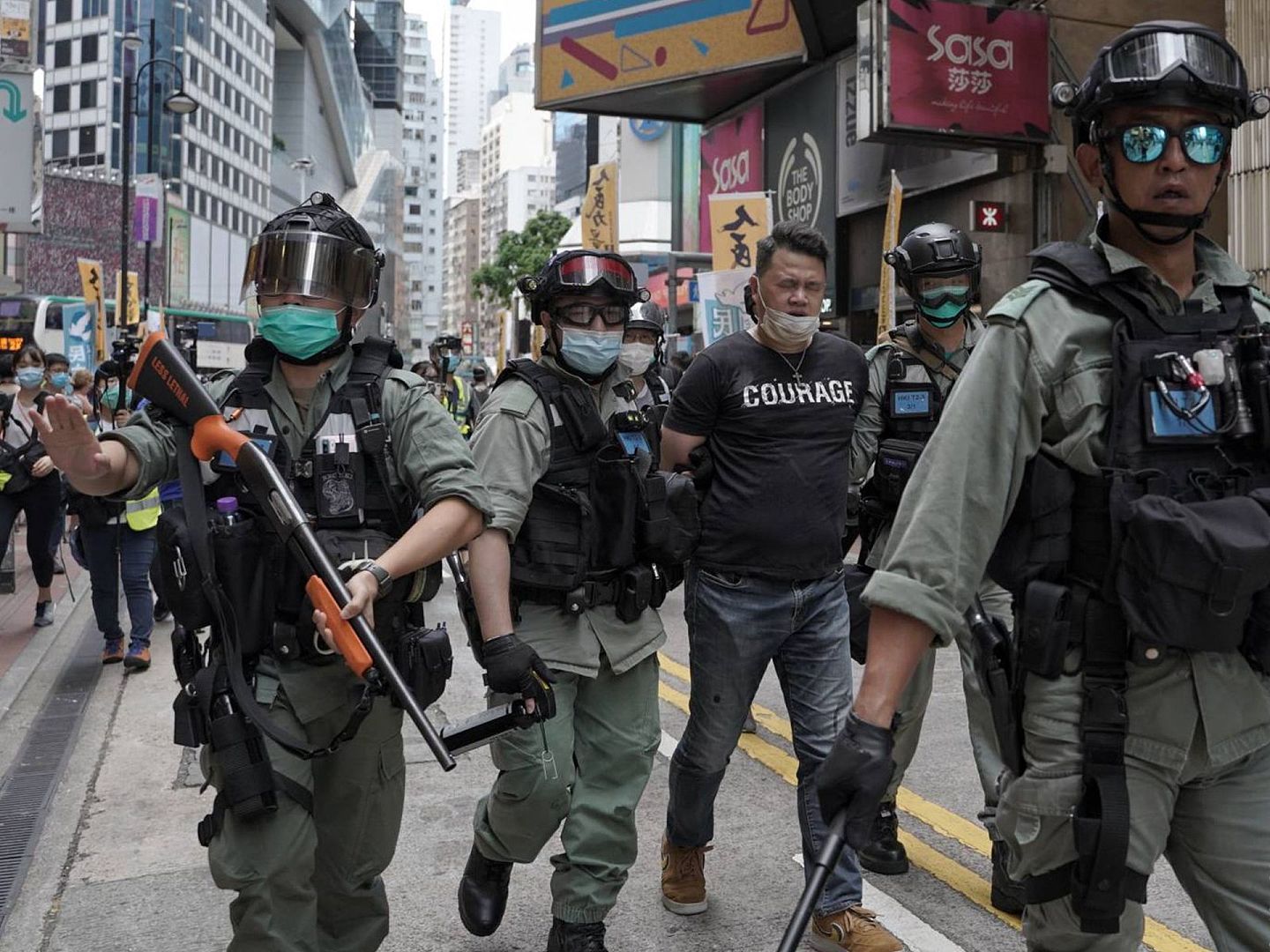 香港“七一”游行并未得到警方许可，一名男子在游行中被捕。（HK01）