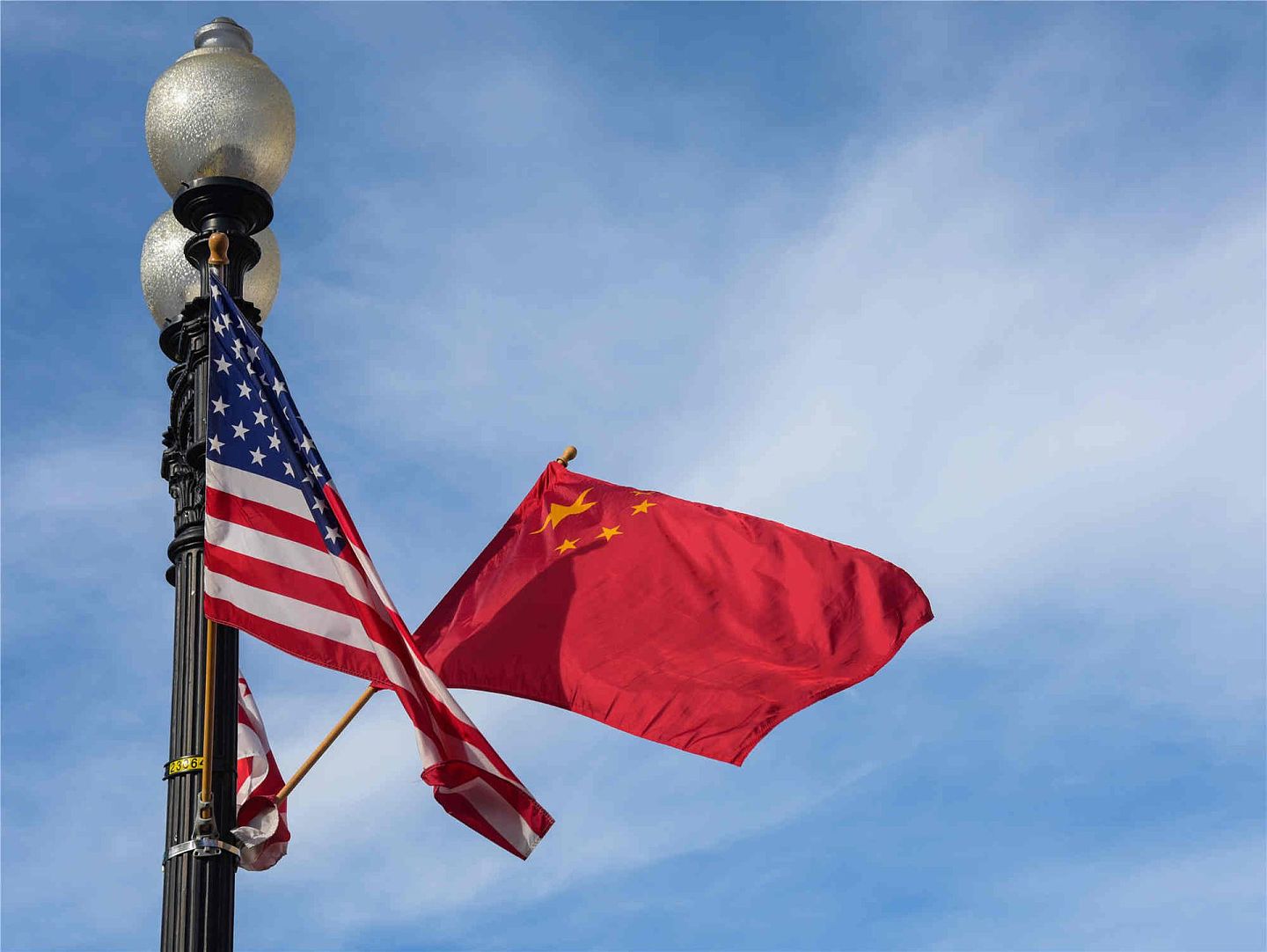 中美关系现在十分紧张，美国对华政策正在发生深刻变化，两国存在爆发冲突的可能性。（新华社）