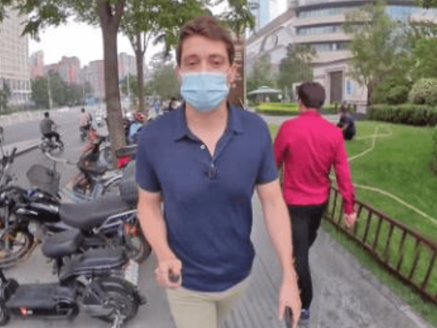 美国记者卡尔弗在北京街头走访。（CNN视频截图）