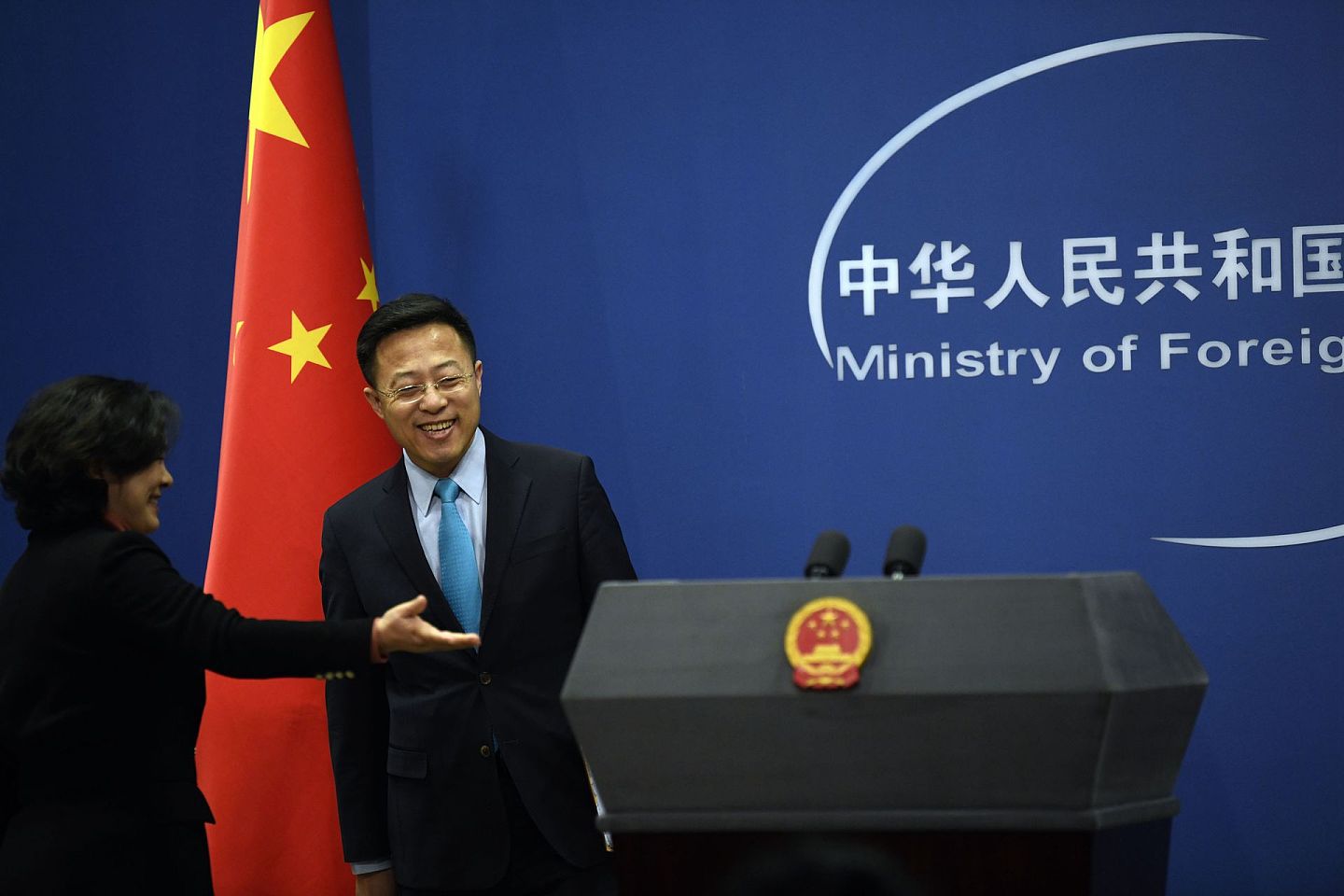 2020年2月24日，赵立坚首次以外交部发言人身份现身蓝厅。（新华社）
