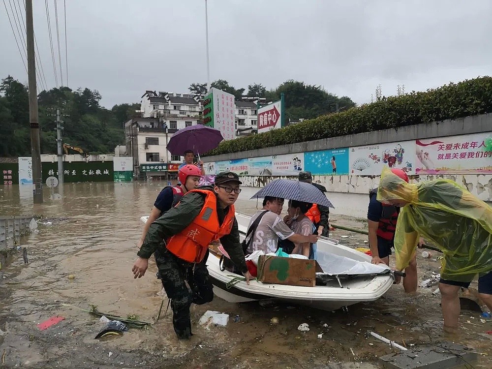 中国南方洪涝已造成3385万人次受灾，141人死亡失踪！江西数条河流水位超98年、超历史（组图） - 16