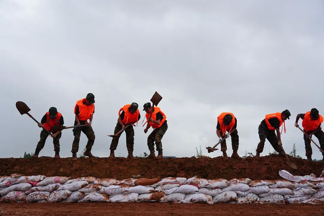 中国南方洪涝已造成3385万人次受灾，141人死亡失踪！江西数条河流水位超98年、超历史（组图） - 26