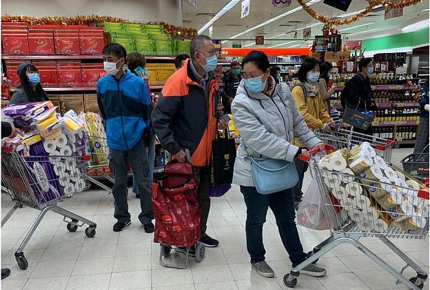市民担心香港物资供应，在超级市场买大量日用品。