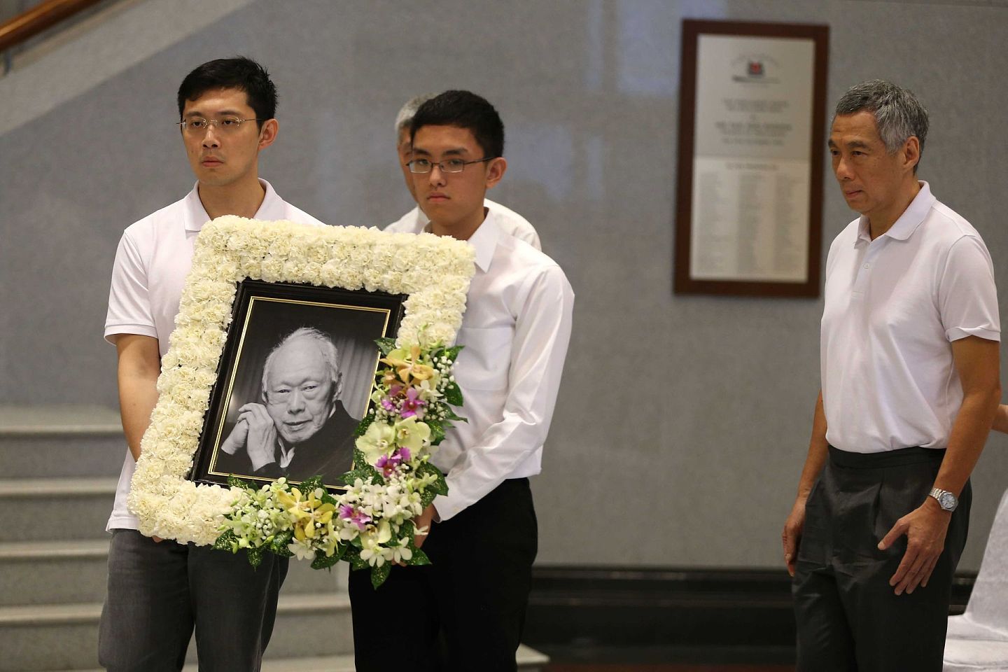 李显龙曾称父亲造就了自己，可见在政治生涯之中深受其影响。图为2015年李光耀的葬礼上，新加坡总理李显龙跟随在父亲遗像之后。（Getty)