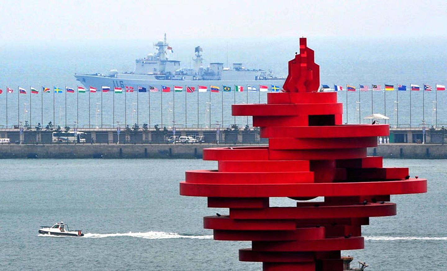 中国军力的不断增强给美国造成很大的压力。图为2019年中国海军建军70周年阅兵。（新华社）