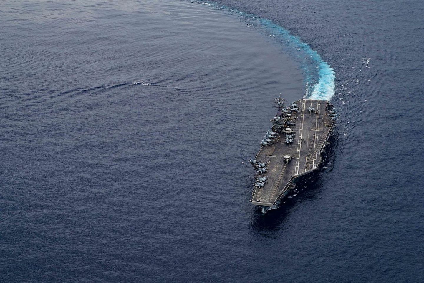 7月4日，美国海军“罗纳德·里根”号航空母舰在南中国海国际水域进行了演习。（U.S. NAVY）