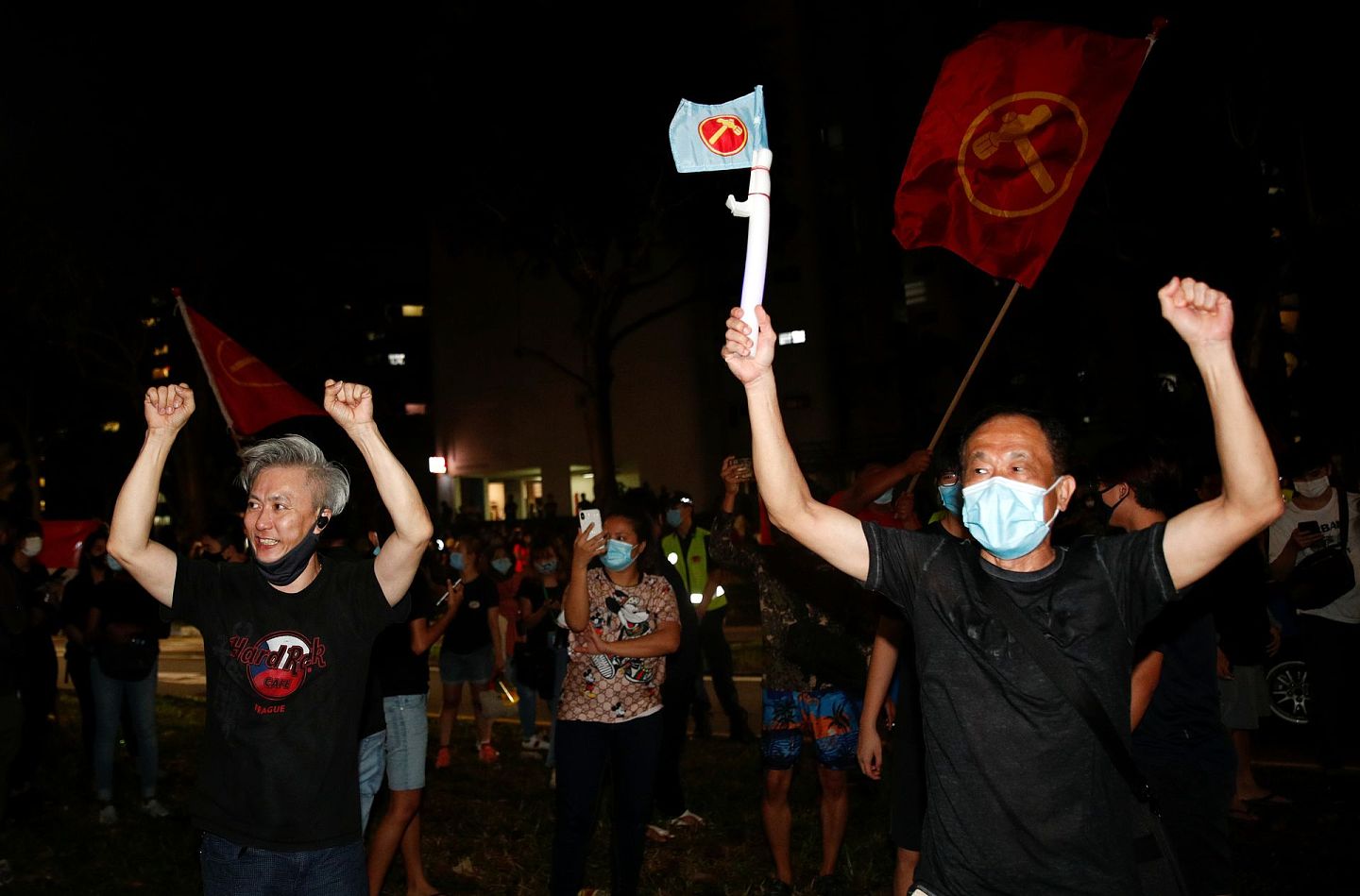 新加坡大选：在野工人党取得破纪录的10个国会议席，一批该党的支持者随即在街头庆祝。（Reuters）