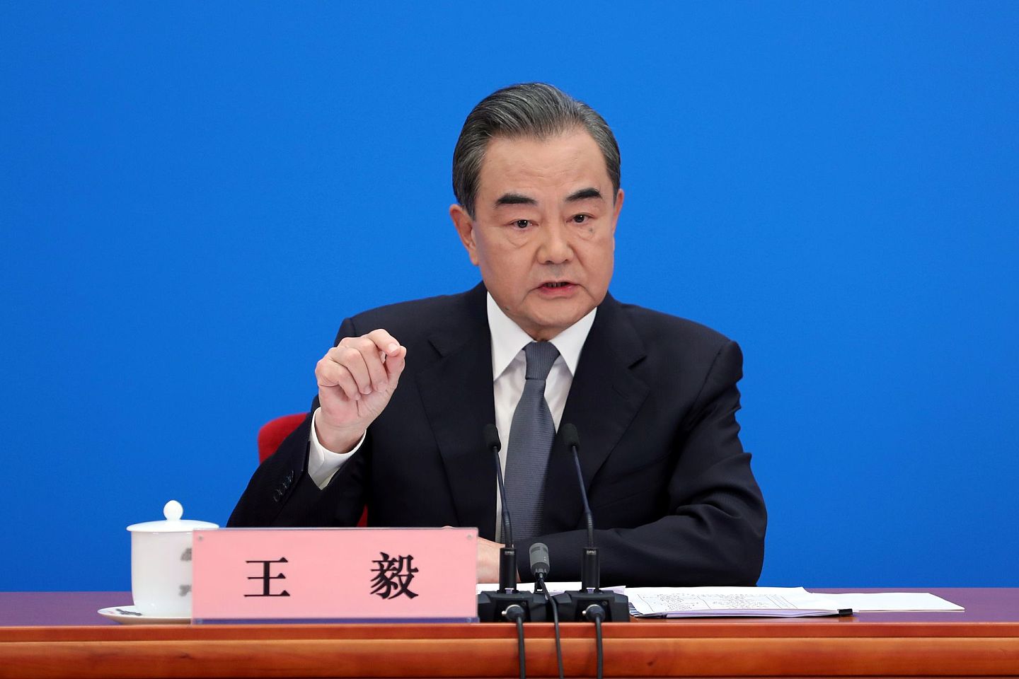 中国外长王毅说：“中国不会也不可能变成另一个美国。”图为5月22日，王毅在北京人民大会堂主持新闻发布会。（AP）