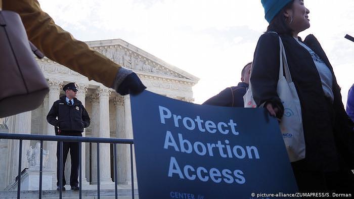 USA Abtreibung-Befürworter protestieren vor dem Obersten Gerichtshof (picture-alliance/ZUMAPRESS/S. Dorman)