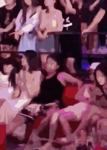 王思聪在夜店被美女环绕，左拥右抱夹在中间的他依旧一脸生无可恋（组图） - 11