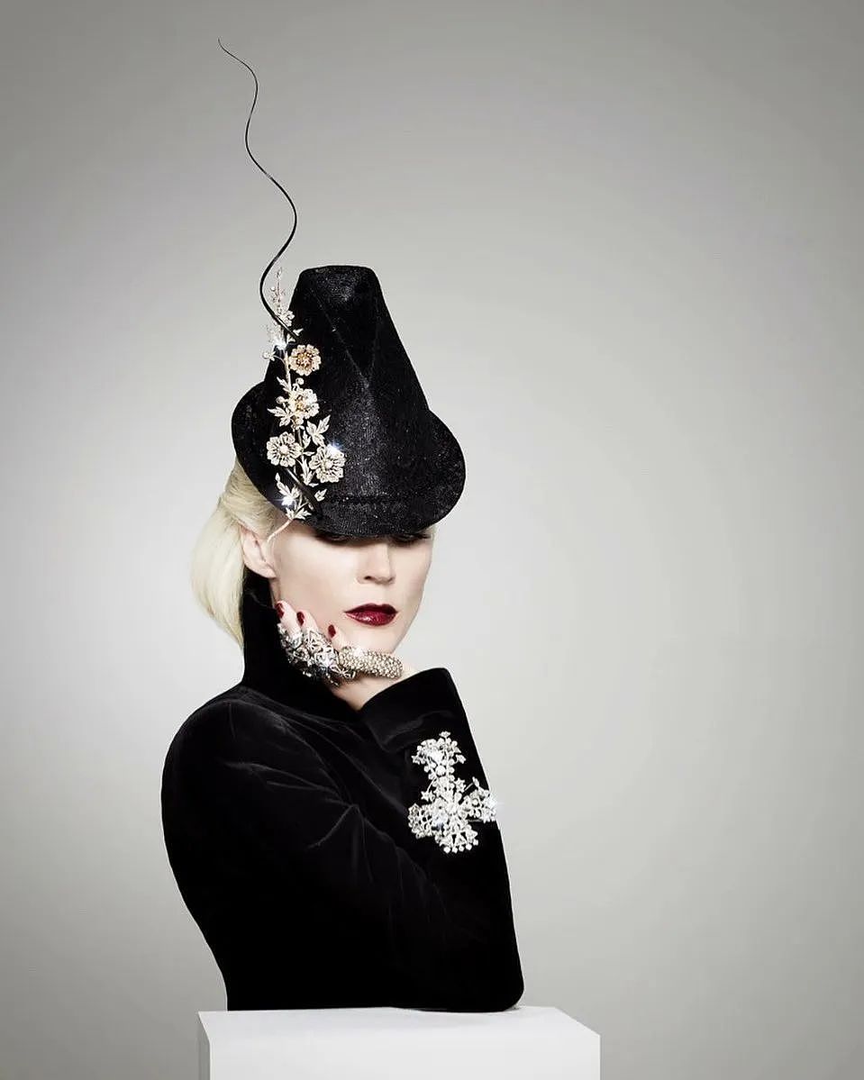 【美女】麦昆设计的终极收藏家！Gaga花75万找她买裙子，贝嫂最想赢的女人！（组图） - 7