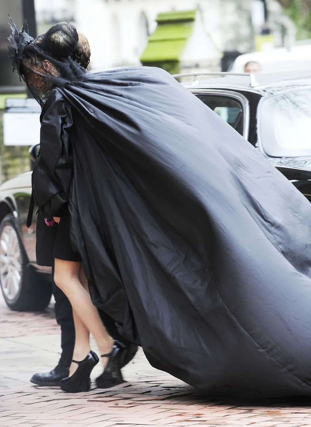 【美女】麦昆设计的终极收藏家！Gaga花75万找她买裙子，贝嫂最想赢的女人！（组图） - 29