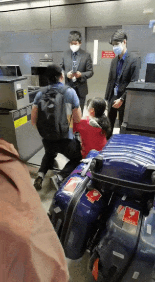 中国夫妻机场下跪求回国：放我们上飞机吧,给你跪下了！中国入境规则又改，回国太难了（视频/组图） - 7
