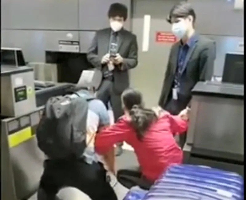 中国夫妻机场下跪求回国：放我们上飞机吧,给你跪下了！中国入境规则又改，回国太难了（视频/组图） - 13