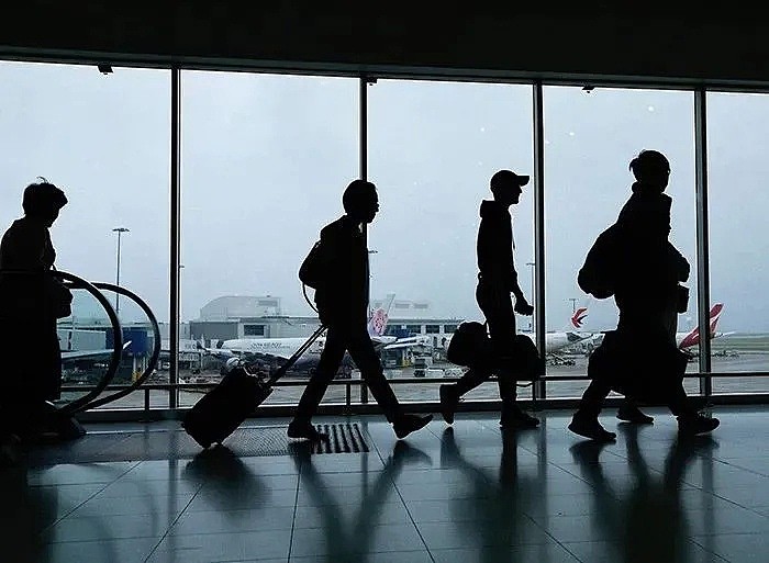中国夫妻机场下跪求回国：放我们上飞机吧,给你跪下了！中国入境规则又改，回国太难了（视频/组图） - 15