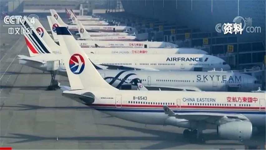 中国夫妻机场下跪求回国：放我们上飞机吧,给你跪下了！中国入境规则又改，回国太难了（视频/组图） - 18