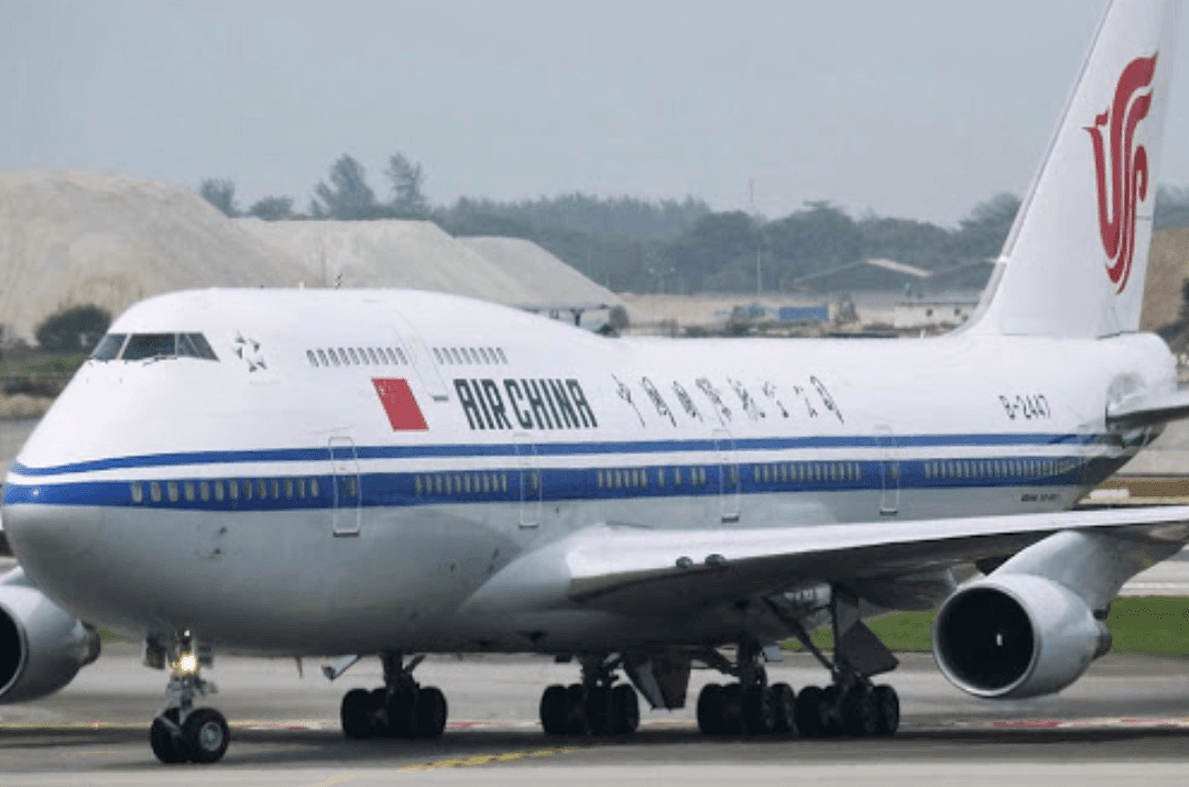 中国夫妻机场下跪求回国：放我们上飞机吧,给你跪下了！中国入境规则又改，回国太难了（视频/组图） - 27