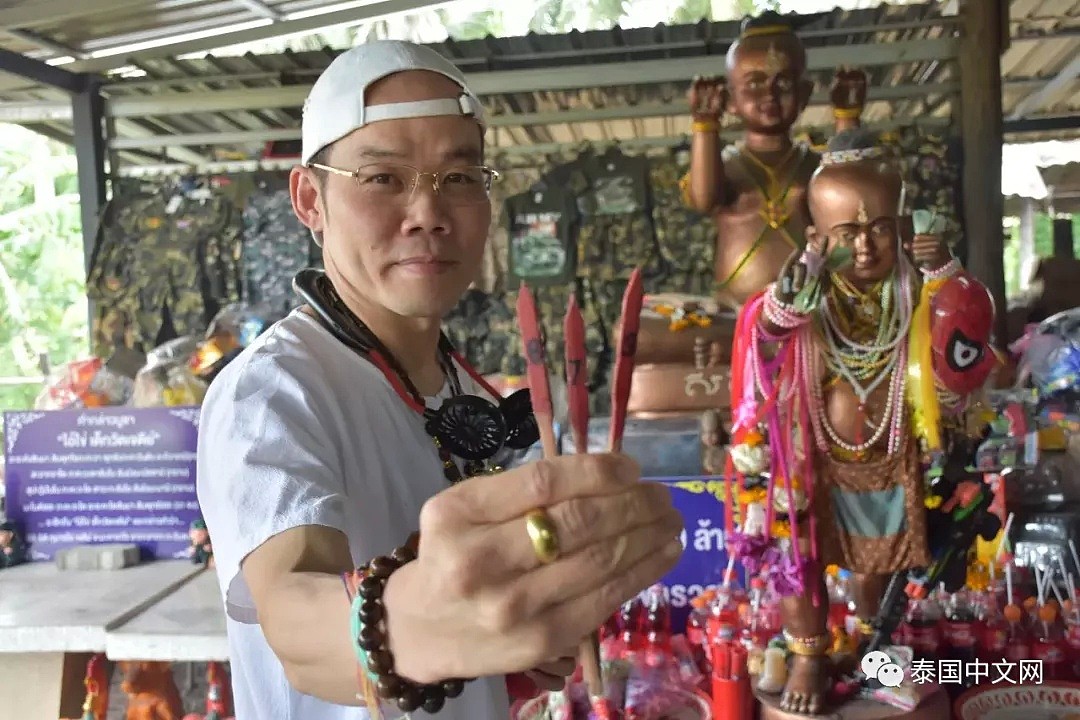 华人企业家专程到泰国寺庙还愿，称上次来拜完后，回去中了彩票几百万（组图） - 1