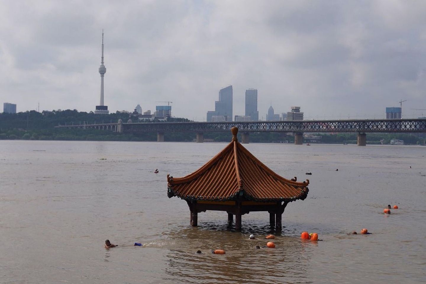 2020年7月6日，湖北省武昌黄花矶长江亲水平台的亭子几乎被洪水淹没。（人民视觉）