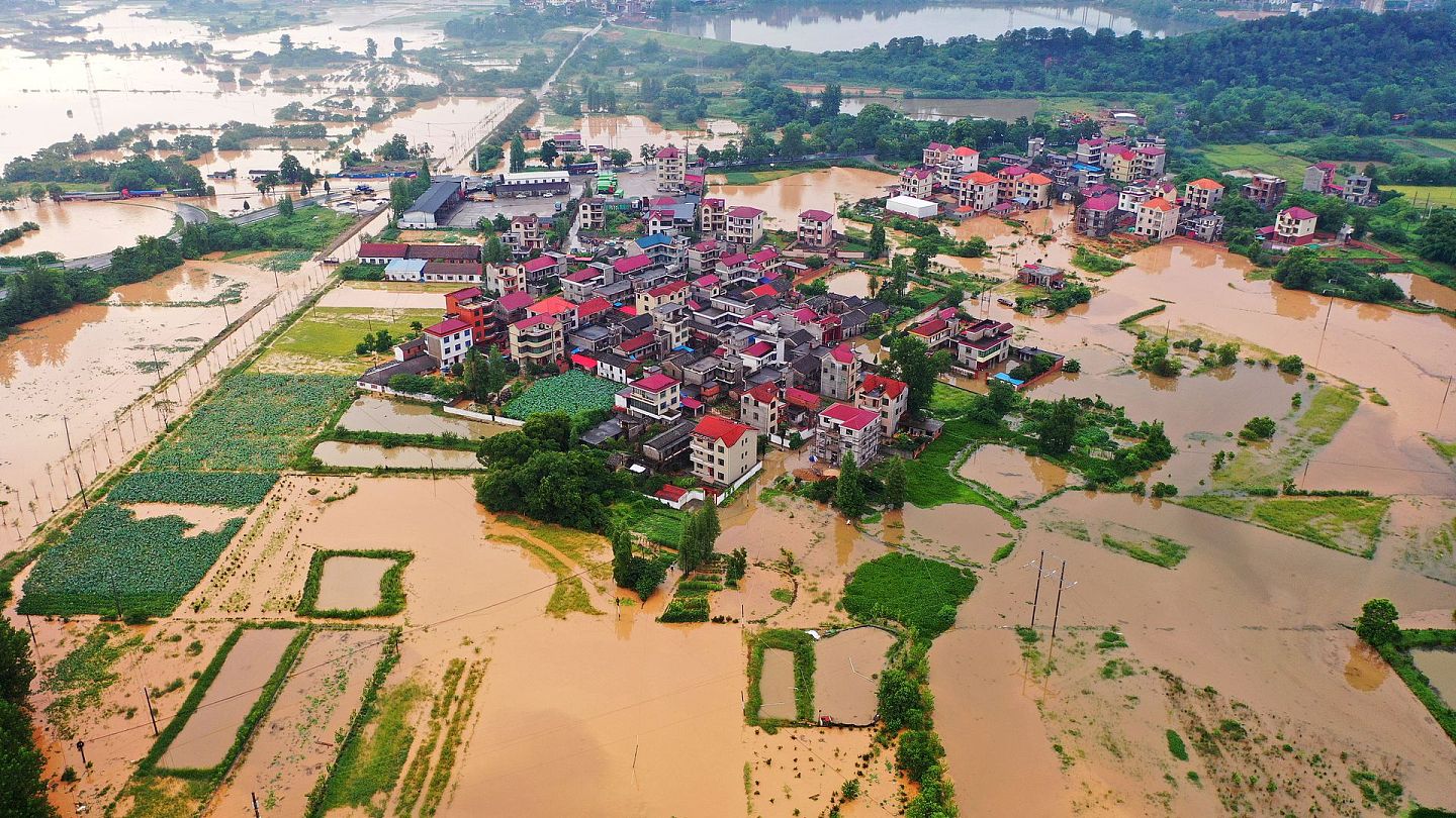2020年7月10日，江西省吉安市泰和县澄江镇黄冈村被洪水围困。（人民视觉）