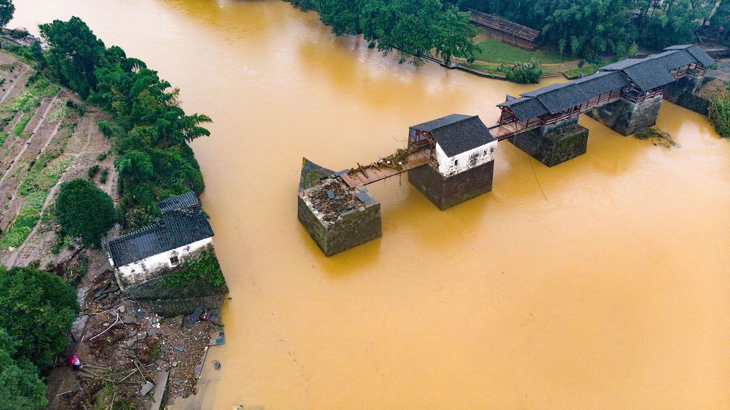 2020年7月8日，江西婺源县清华镇一座拥有800多年历史的廊桥——彩虹桥桥面被洪水淹没超1米。（人民视觉）