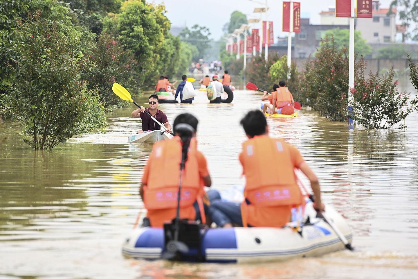 2020年6月9日，广东省惠州市龙门县永汉镇九岭村，救援人员使用皮划艇运送物资。（中新社）