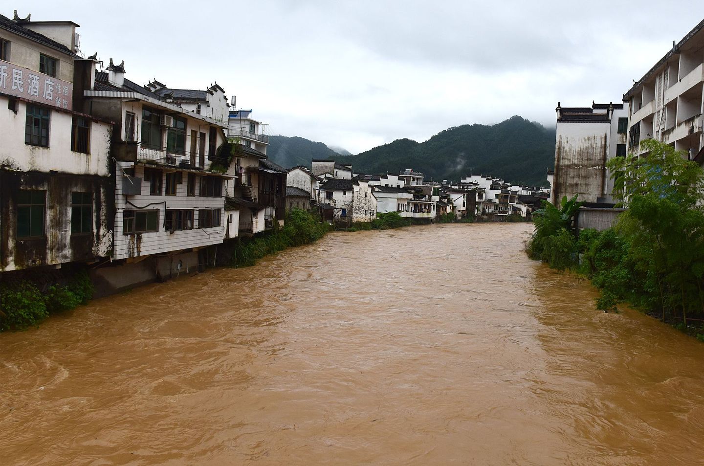 2020年7月4日，江西上饶婺源县遭受强降雨，河水暴涨。（人民视觉）