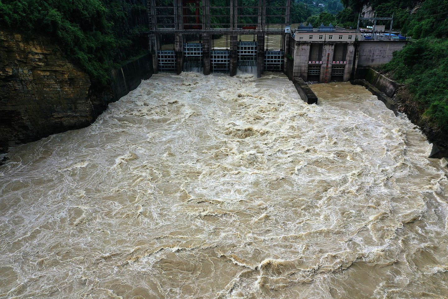 2020年7月5日，重庆市黔江区箱子岩水电站在泄洪。（人民视觉）
