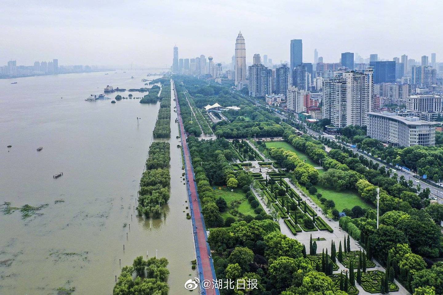 国家防汛应急响应升至Ⅱ级，武汉部分段江水高过路面 （图） - 2