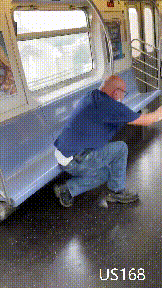 场面暴力！黑人男子在地铁挥尖刀刺、连捅2翁， 73岁亚裔老人劝架反也遭捅刀（组图） - 9