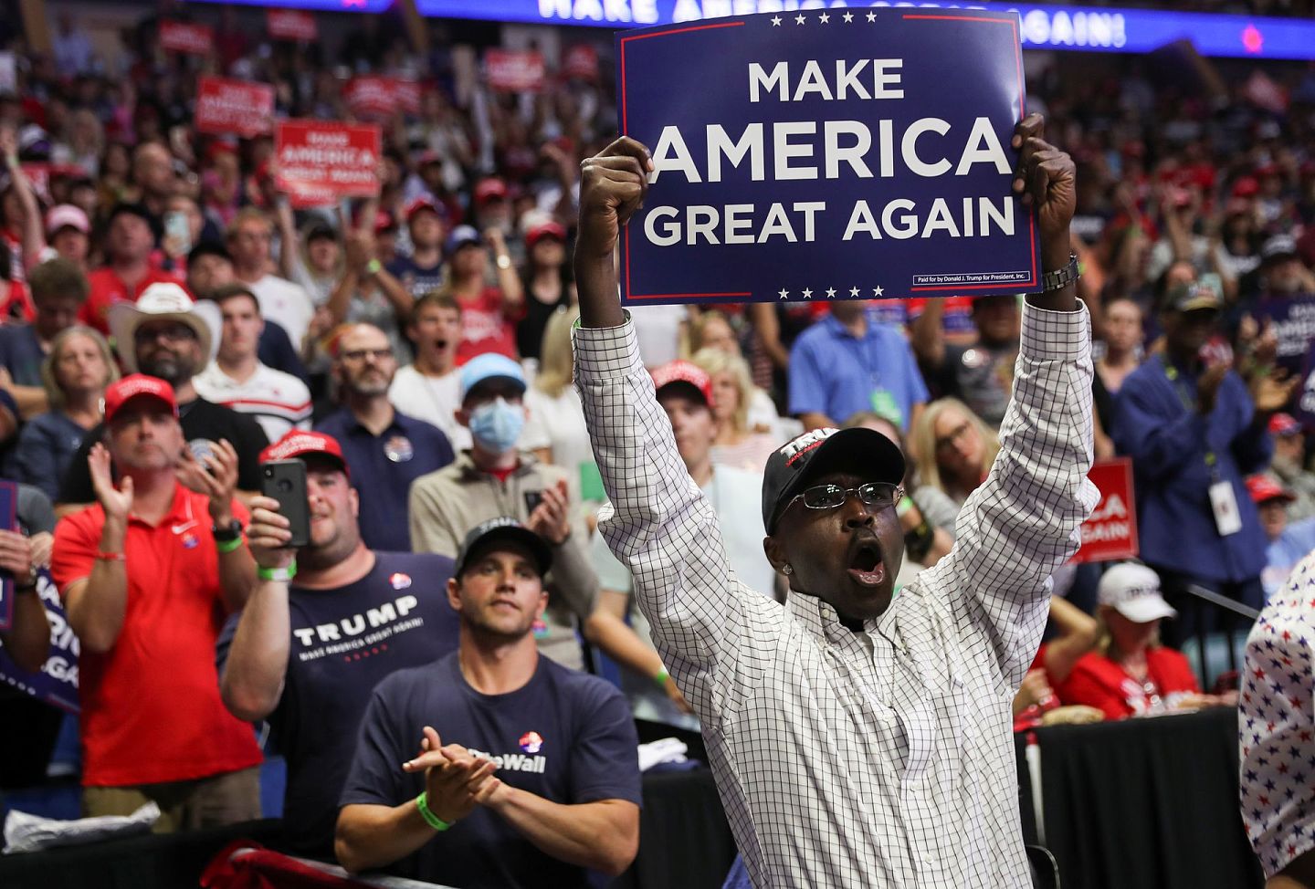 6月20日，特朗普在塔尔萨市举行的竞选集会，台下的支持者在欢呼。（Reuters）