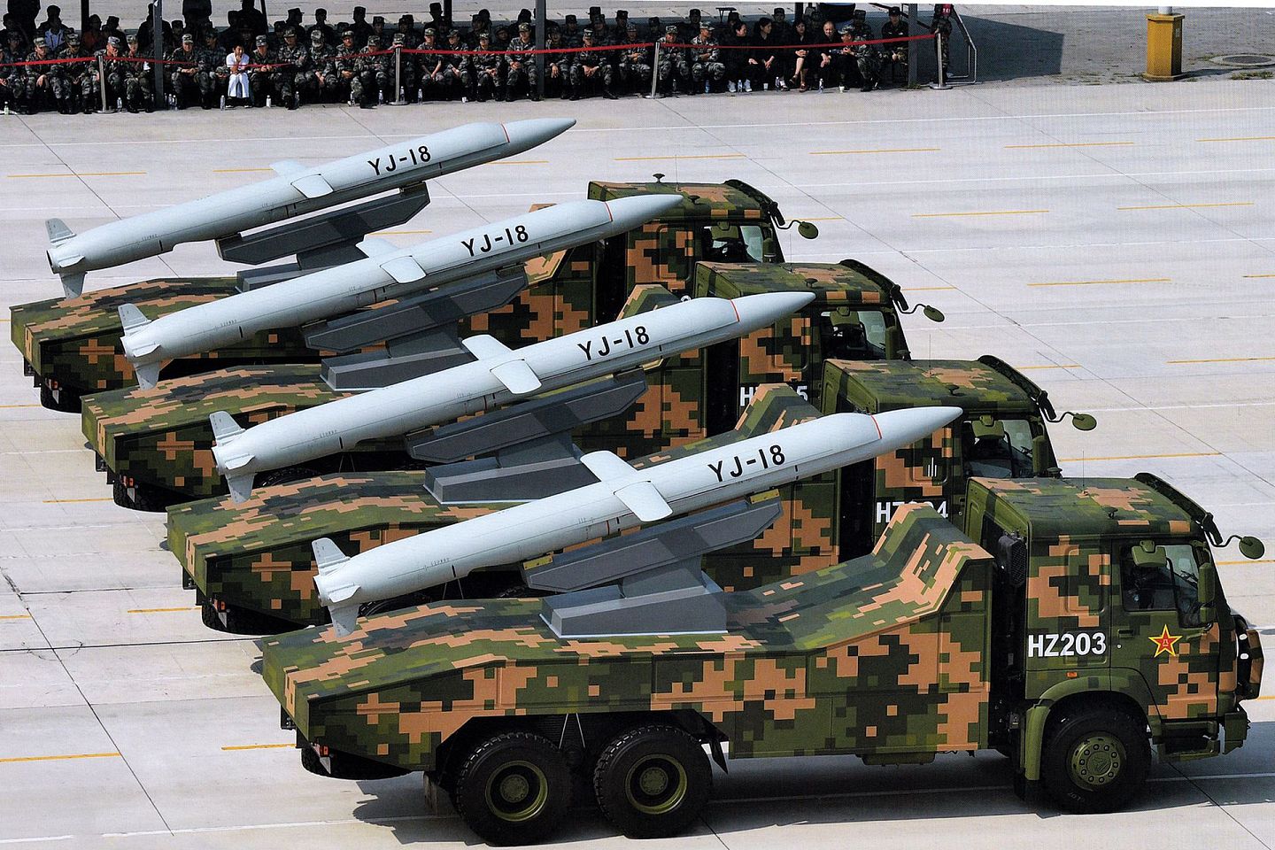 鹰击-18系列反舰导弹已在中国海军舰船、潜艇和飞机上服役。（鼎盛军事）