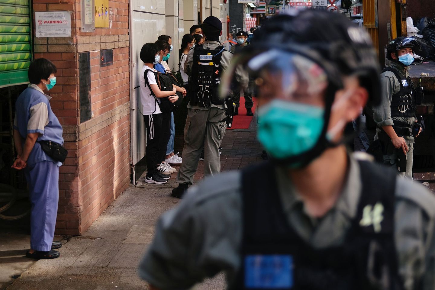 2020年6月28日，中国香港一些民众抗议即将出台的“港版国安法”，防暴警察进行阻止和搜查，以避免大规模集会。（Reuters）
