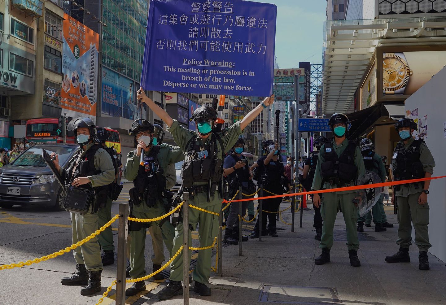 2020年6月28日，香港举行抗议北京“港版国安法”的民主集会，警方派出大批警力站岗维安。（AP）