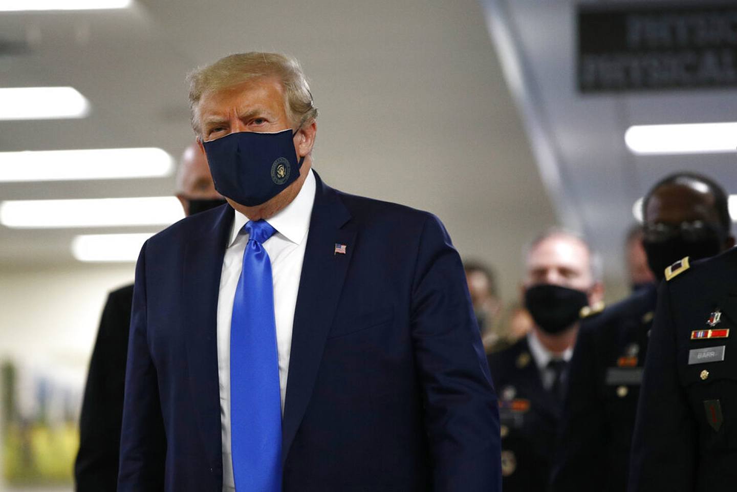 特朗普7月11日探訪軍方醫院，並首次戴上口罩現身公開場合。（AP）