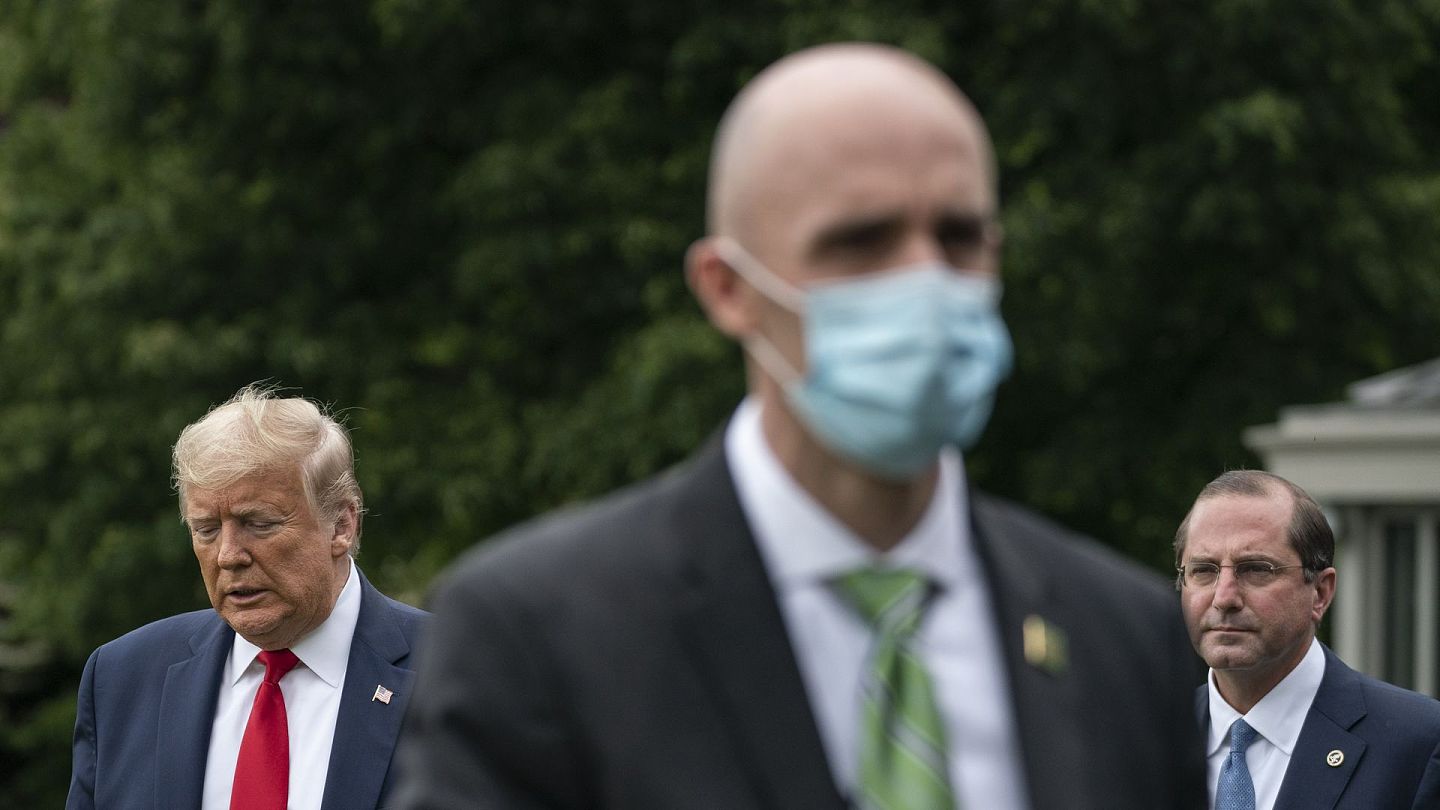 美国总统特朗普多次被拍得在公开场合没戴口罩。图为5月14日，卫生部长阿扎尔（右）及特朗普（左）在白宫的照片，他们中间的特勤局成员有戴口罩。（Getty ）