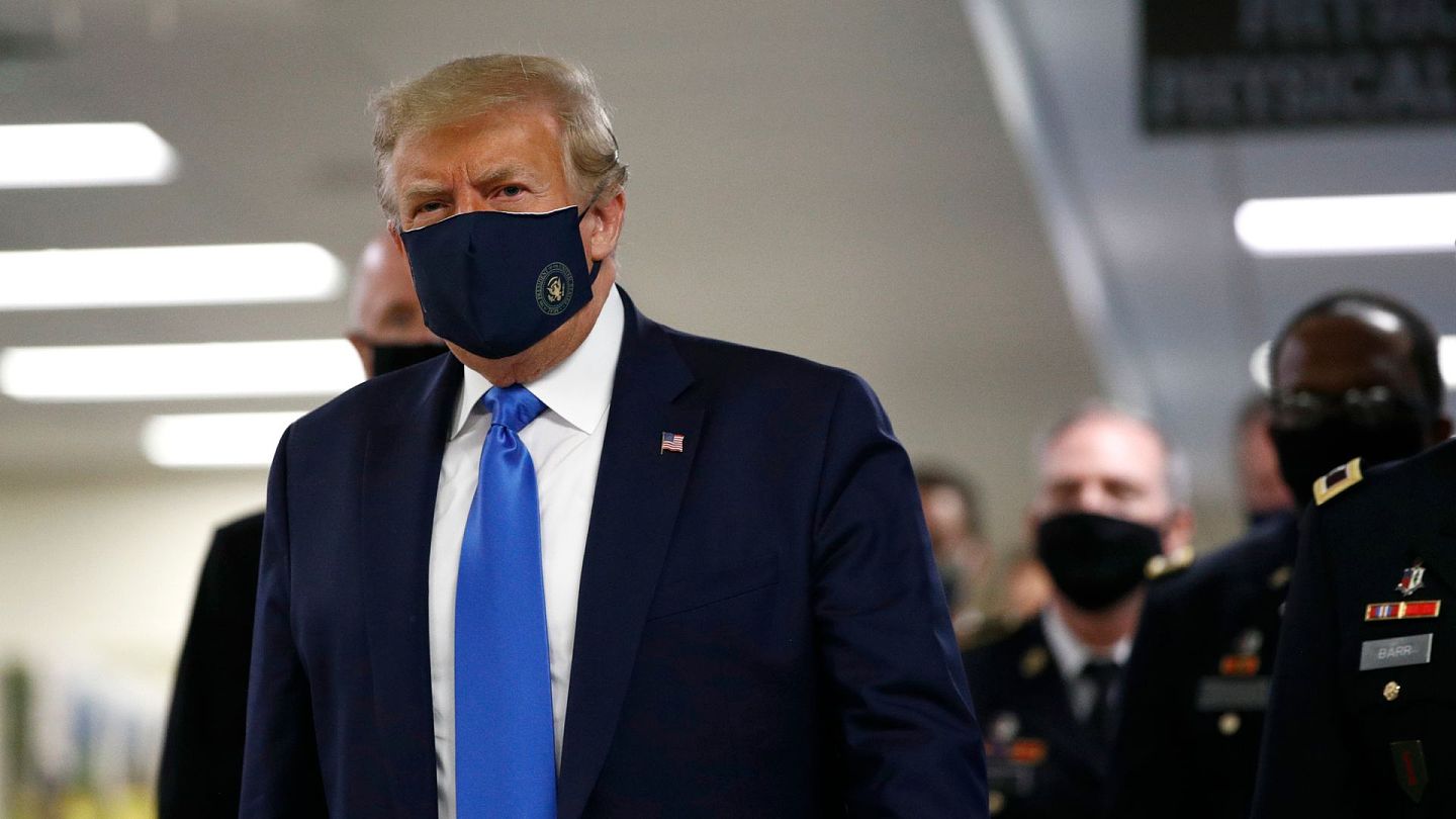 特朗普7月11日到一所医院视察时首次公开戴上口罩。（美联社）