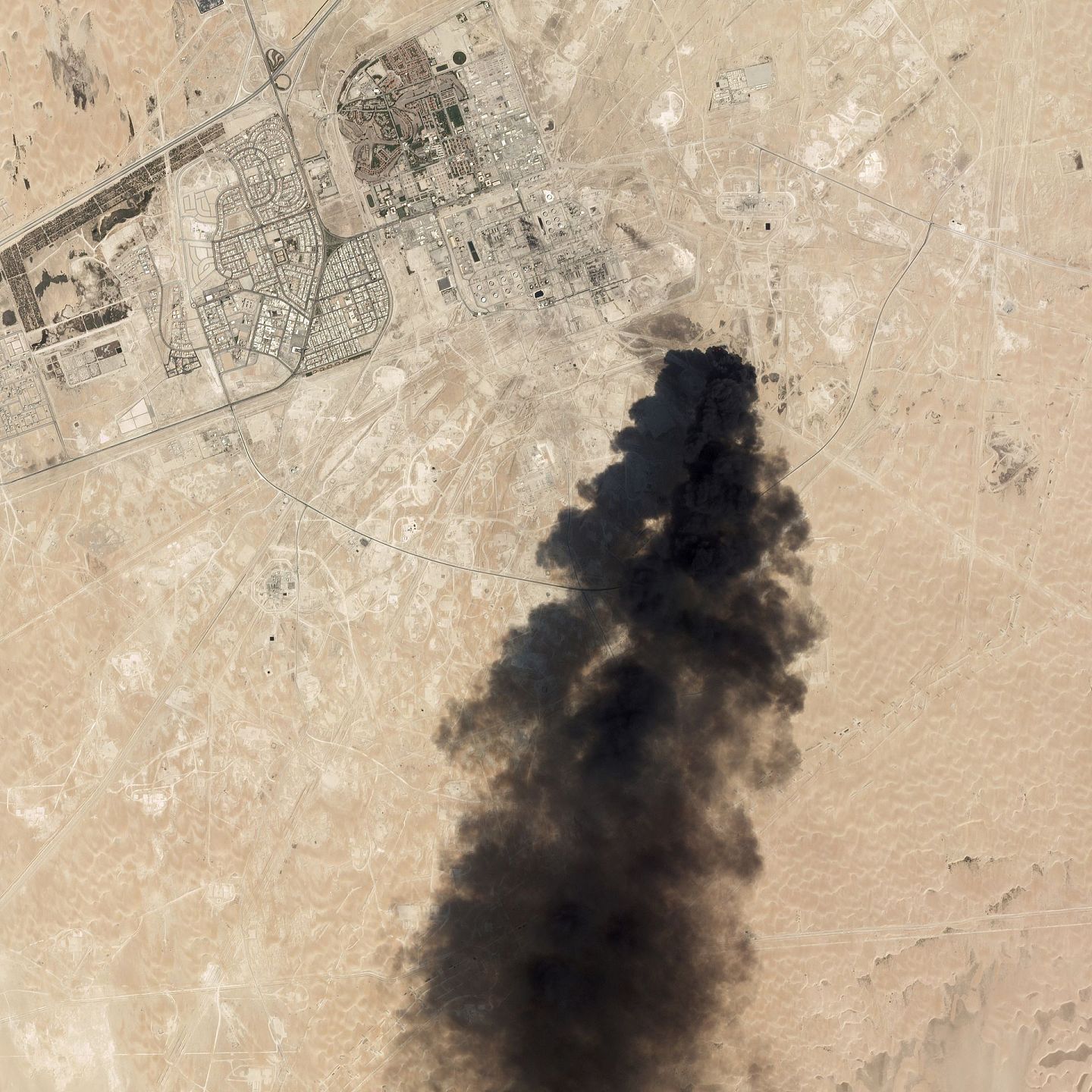 沙特阿美石油設施遇襲：Planet Labs Inc.提供衛星照片顯示，9月14日沙特阿拉伯布蓋格的石油加工設施被也門胡塞武裝襲擊後着火。（AP）
