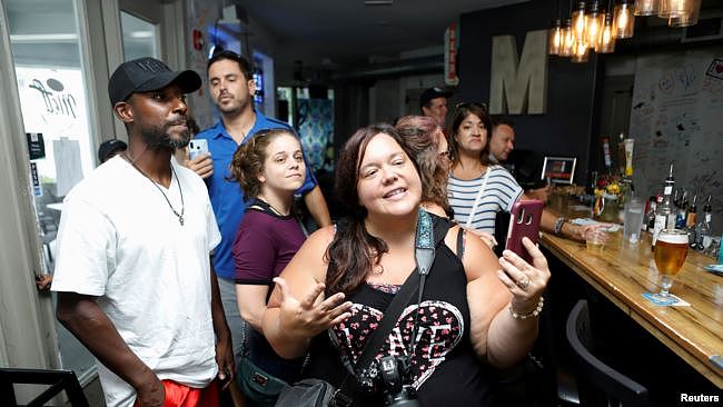 活动人士在佛罗里达州一间餐馆举行无口罩聚会抗议政府强制性戴口罩规定（路透社2020年7月11日）